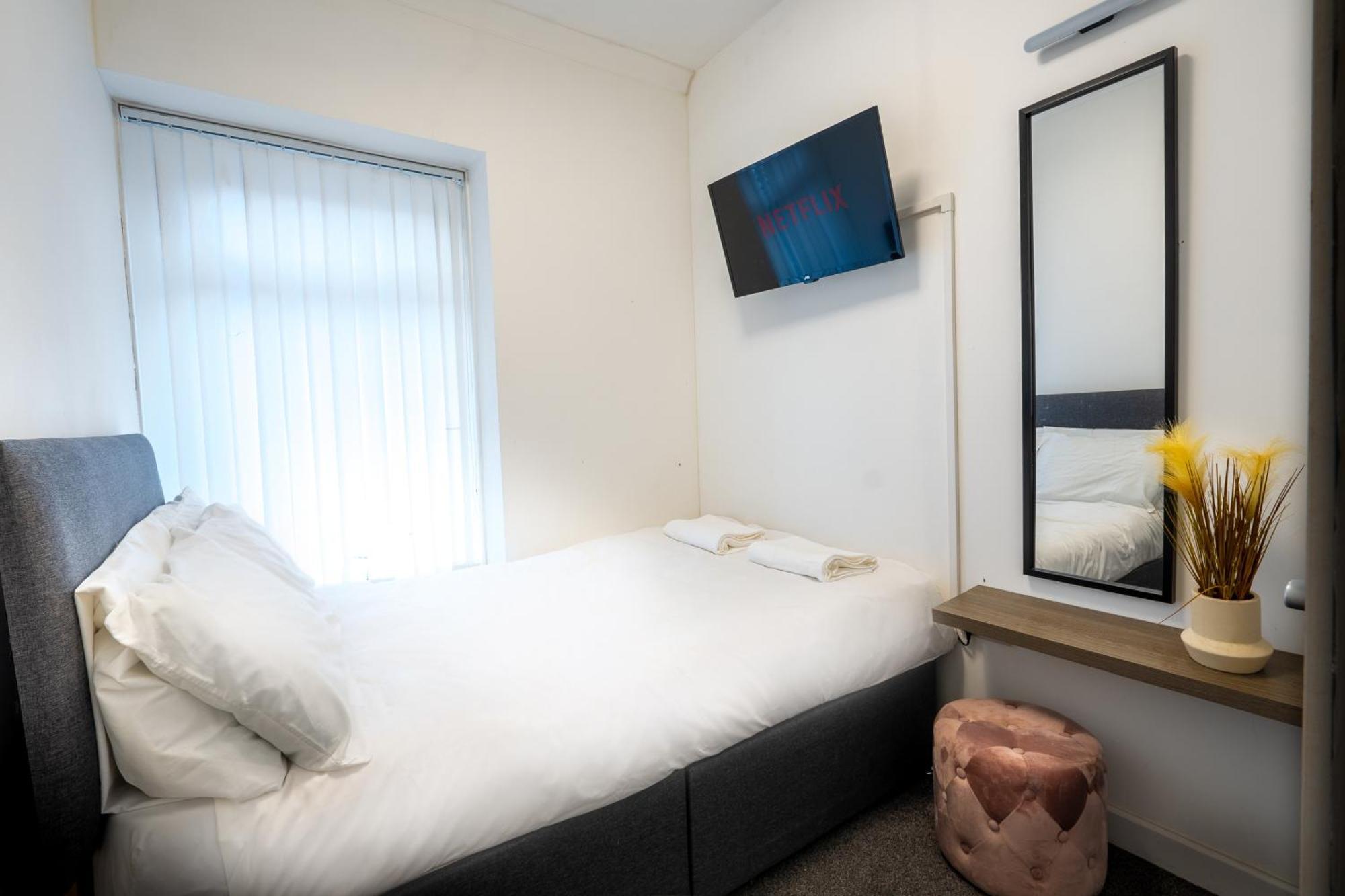 4-Bedroom Home - Ideal For Groups Working Away From Home 스완지 외부 사진