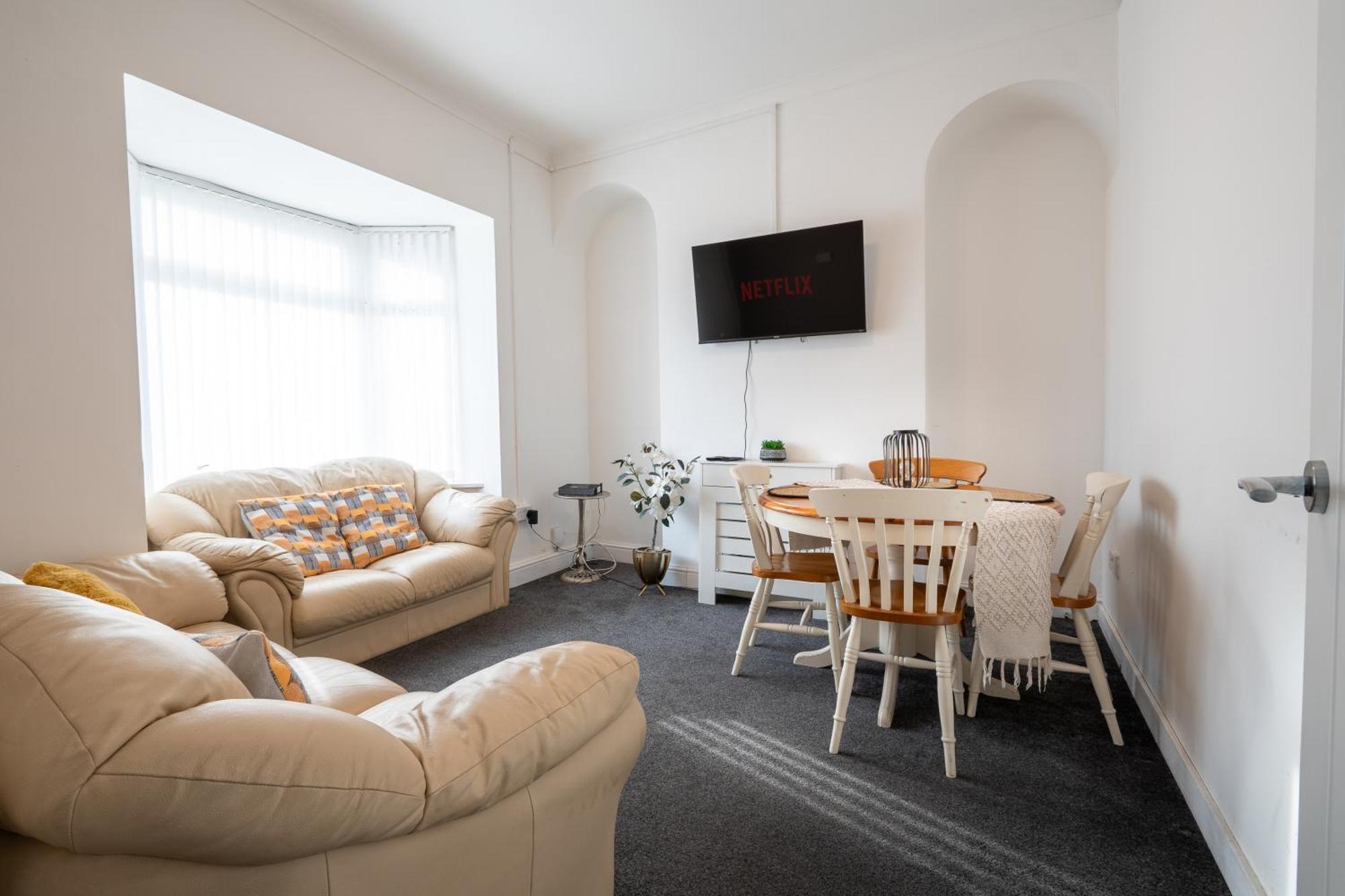 4-Bedroom Home - Ideal For Groups Working Away From Home 스완지 외부 사진