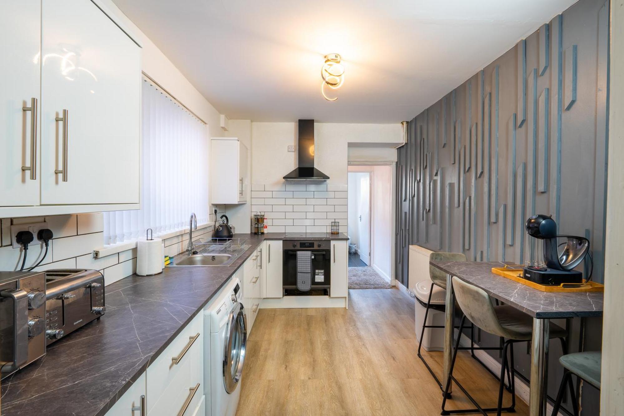 4-Bedroom Home - Ideal For Groups Working Away From Home 스완지 외부 사진