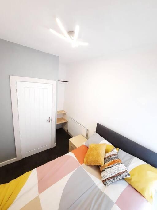 4-Bedroom Home - Ideal For Groups Working Away From Home 스완지 외부 사진