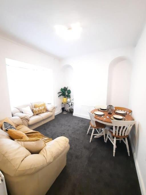 4-Bedroom Home - Ideal For Groups Working Away From Home 스완지 외부 사진