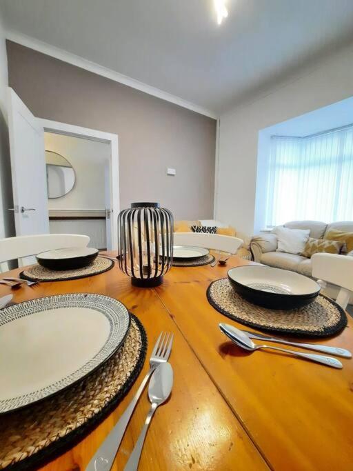 4-Bedroom Home - Ideal For Groups Working Away From Home 스완지 외부 사진