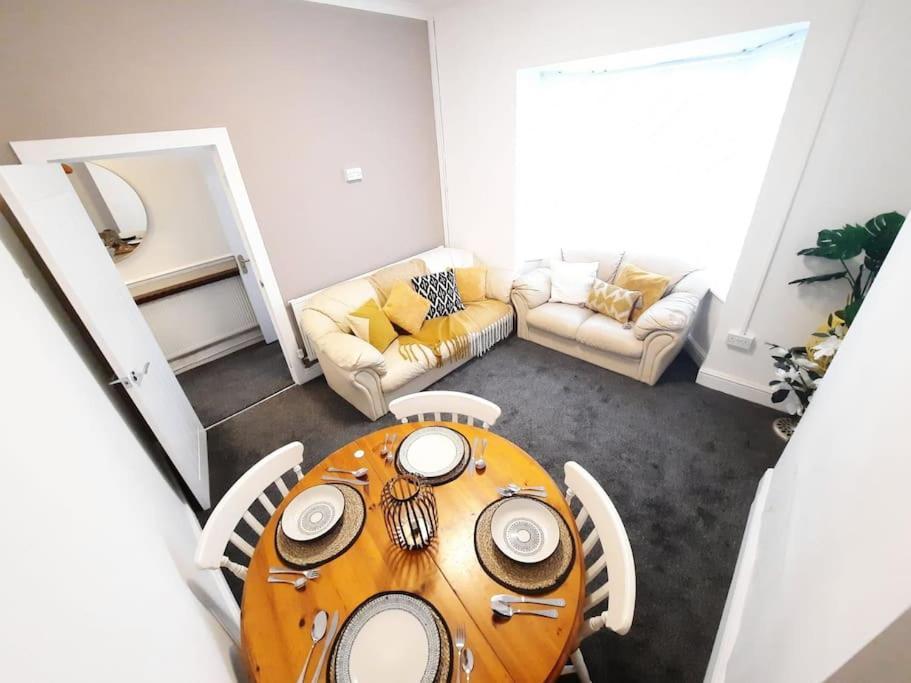 4-Bedroom Home - Ideal For Groups Working Away From Home 스완지 외부 사진