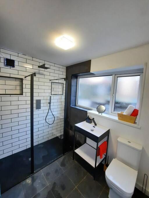 4-Bedroom Home - Ideal For Groups Working Away From Home 스완지 외부 사진
