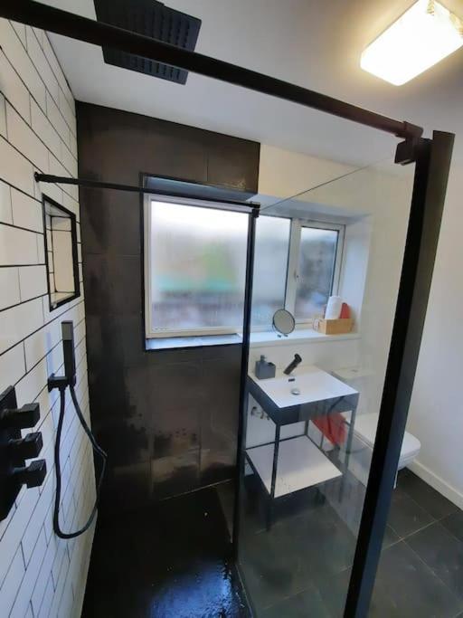 4-Bedroom Home - Ideal For Groups Working Away From Home 스완지 외부 사진