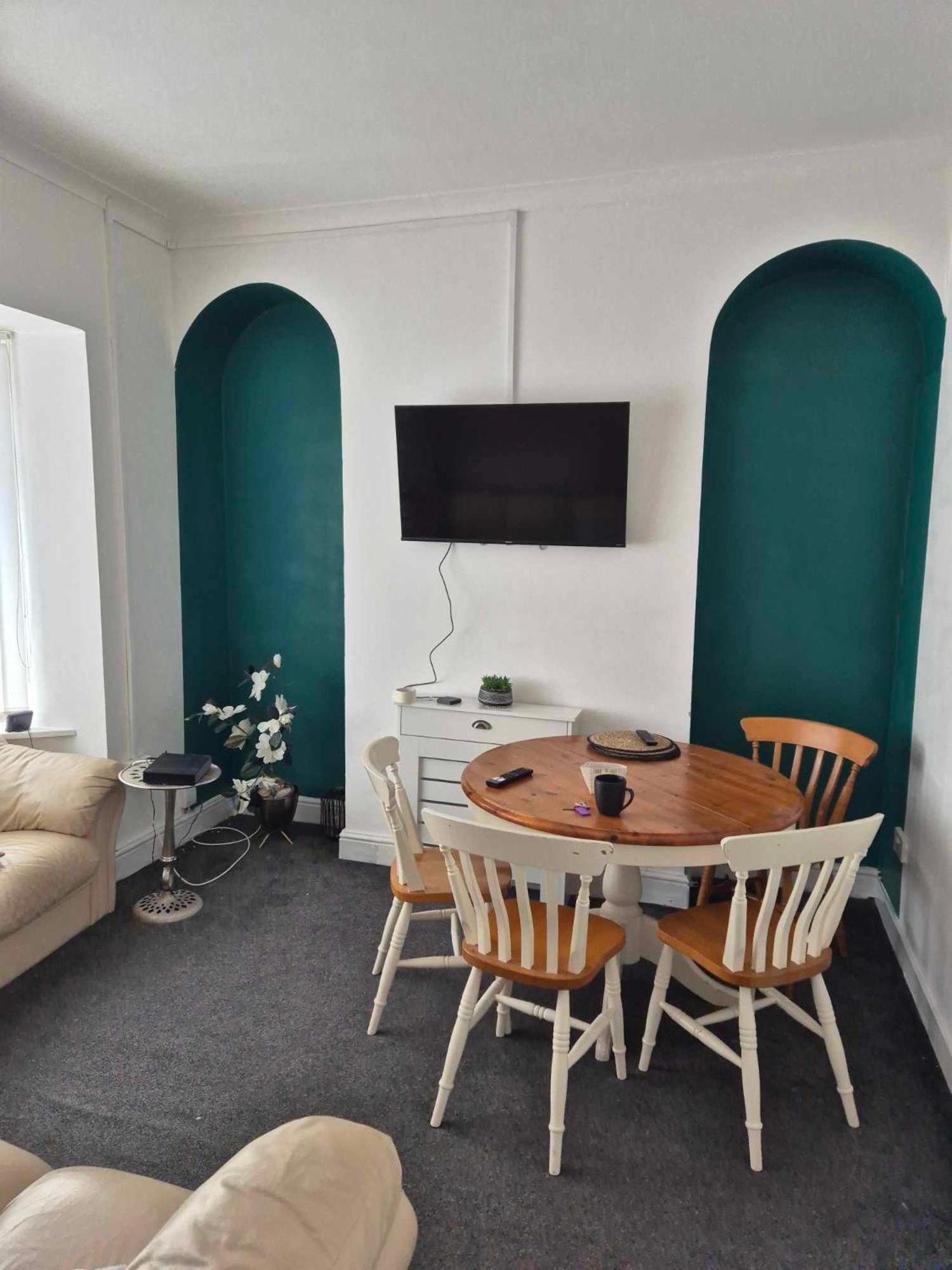 4-Bedroom Home - Ideal For Groups Working Away From Home 스완지 외부 사진